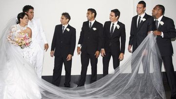 O casal com os padrinhos e colegas de time do noivo: Arthur, Werley, Renan Oliveira, Réver e Richarlyson, brincando com o véu da noiva. - Júnia Garrido