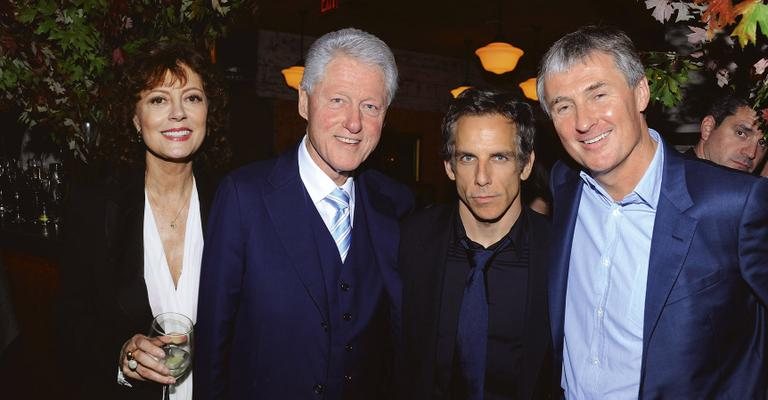 Susan com o ex-presidente norte-americano Bill Clinton, o comediante Ben Stiller e o galerista David Zwirner. - Rick Diamond
