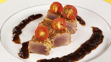 Atum empanado com calda de shoyo - André Ctenas