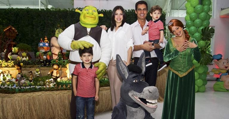 Marcelly e Carlos festejam o aniversário de Theo e Luca, com Shrek, o Burro e Fiona. - Renata D'Almeida
