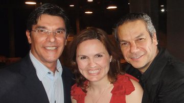 O empresário Reinaldo Vido, um dos apoiadores de Disney Killer, felicita dois dos atores do elenco, Samantha Dalsoglio e Darson Ribeiro, também diretor da peça, SP.