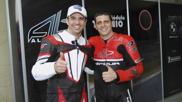 Christian Fittipaldi faz curso de pilotagem de moto de Alexandre Barros, em SP.