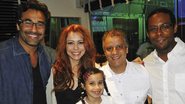 Com Luciano Szafir, a mulher Simone Soares, a filha, Luana, Mario Meirelles festeja seus 48 anos, ainda na companhia de André Ramiro.
