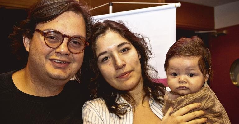 O violonista gaúcho Yamandu Costa leva a mulher, Elodie Bouny, e o herdeiro do casal, Benício, para assistirem agradável sessão do projeto CineMaterna, no Rio.