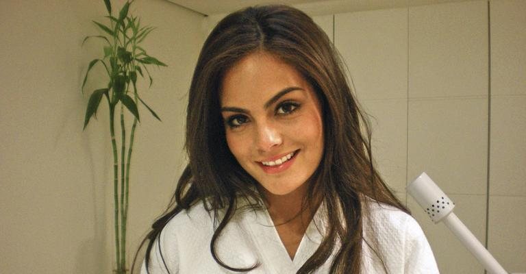 A Miss Universo 2010, a mexicana Ximena Navarrete, visita instituto de estética, SP.