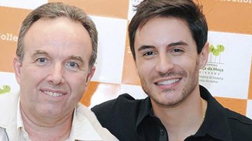 Wilson Pelizaro recebe o ator Ricardo Tozzi para desfile em shopping de São Paulo.