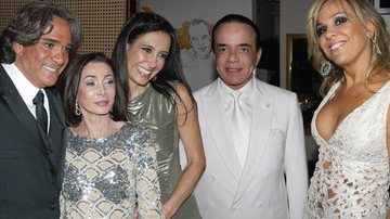 Reinaldo Kherlakian canta nos 55 anos de Marly Mansur Zucchi em festa Adele Zarzur e prestigiada pelos namorados Chiquinho Scarpa e Marlene Tuffi, em SP.
