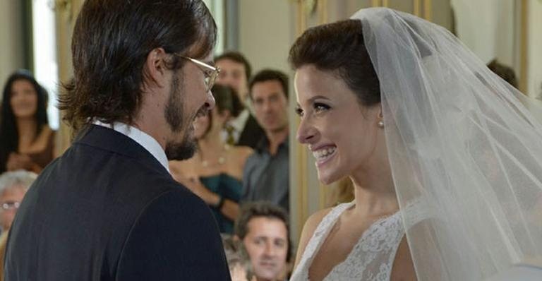 Cristiano (Paulo Vilhena) e Abelha (Bruna Spínola) se casam em 'Morde & Assopra' - Reprodução / TV Globo