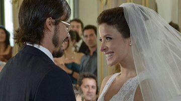Cristiano (Paulo Vilhena) e Abelha (Bruna Spínola) se casam em 'Morde & Assopra' - Reprodução / TV Globo