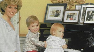Princesa Diana, William e Harry tocam piano - Arquivo Caras