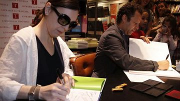 Adriana Calcanhotto e Vik Muniz em tarde de autógrafos de 'Melchior, O Mais Melhor' - Philippe Lima / AgNews