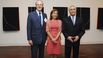 Mario Garnero confraterniza com Susan Segal e Michel Temer na sede do Council of The Americas. - Fernando Godoy/ Fórum