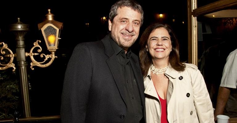 Enamorados, o casal de atores Flávio e Mayara chega ao bistrô Paris 6. - Vagner Campos