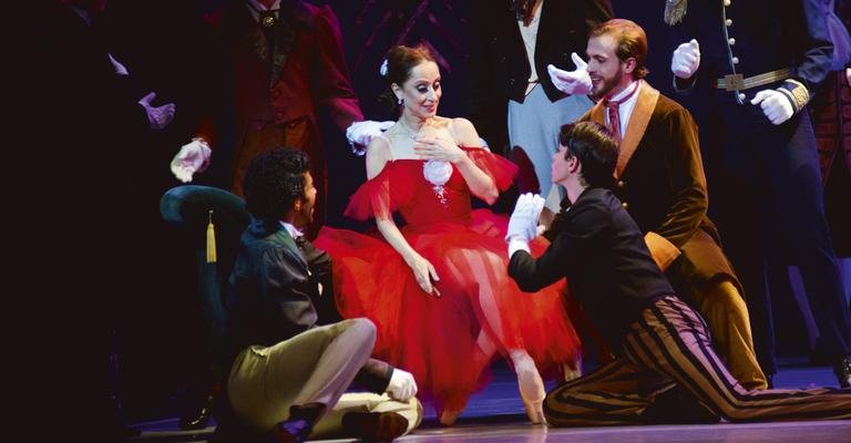 Ana, que também celebra 35 anos de carreira, dança Marguerite e Armand com integrantes da Cia Jovem de Ballet do Rio. - Selmy Yassuda