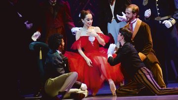 Ana, que também celebra 35 anos de carreira, dança Marguerite e Armand com integrantes da Cia Jovem de Ballet do Rio. - Selmy Yassuda