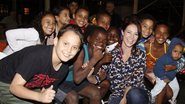 Paola Oliveira fotografa com crianças da comunidade da Maré, no Rio de Janeiro - Felipe Assumpção / AgNews
