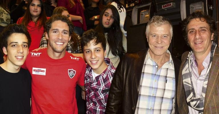 O empresário Luis Ricardo Jona (à dir.) e os filhos, Felipe e Ricardo, confraternizam com Flávio Canto (de vermelho) e Miguel Falabella em SP, nos bastidores da Globo.