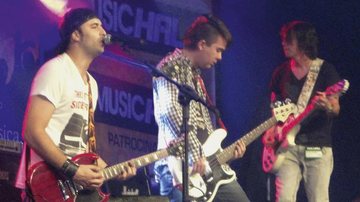 Karim Salman, Thiago Kazuo e Heder Stefano, da banda Mr Kaos, apresentam-se em evento musical em SP.