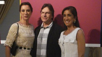 Luciana Almeida felicita o amado, Rodrigo de Castro, que participa de exposição organizada por Beatriz Yunes Guarita, em São Paulo.