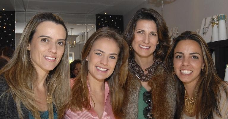Gabriela Pires e Paula Azevedo recebem as atrizes Thaís Pacholek e Jacqueline Dalabona no lançamento de coleção de sua loja, em SP.