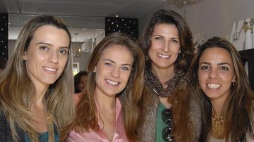 Gabriela Pires e Paula Azevedo recebem as atrizes Thaís Pacholek e Jacqueline Dalabona no lançamento de coleção de sua loja, em SP.