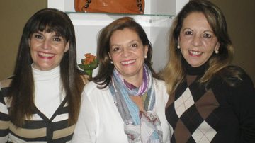 Giselda Armentano (ao centro) mostra nova coleção a Silvia Armentano, sua irmã, e Maria Emilia Genovesi, em sua boutique, em São Paulo.