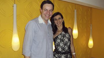 O apresentador Jorge Paulinetti e a empresária Patrícia Estrella em evento de décor em Santos, litoral de SP.