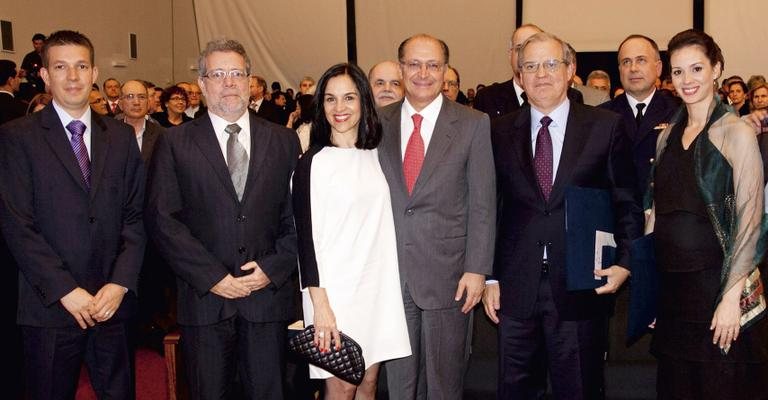 O casal Lu e Geraldo Alckmin, governador de SP, ao centro, e os cientistas César Castro Martins, Luiz Drude de Lacerda, José Roberto Parra e Helena Lage, em láurea para pesquisadores, SP.