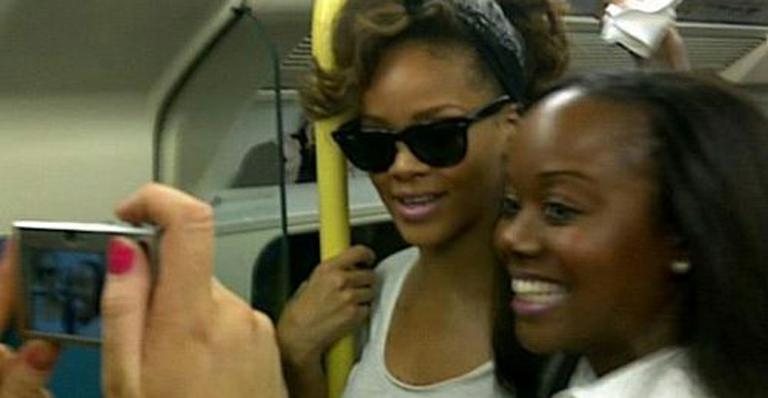 Rihanna vai de metrô até local de seu show - Reprodução Twitter