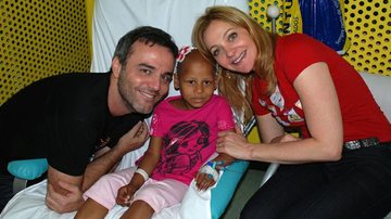 Alexandra Richter e Marcelo Valle visitam crianças com câncer - TZ / Divulgação