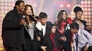 Família Jackson reunida no palco do tributo ao rei do pop - Reuters