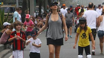 Maria Paula passeia com os filhos no Leblon - Daniel Delmiro / AgNews
