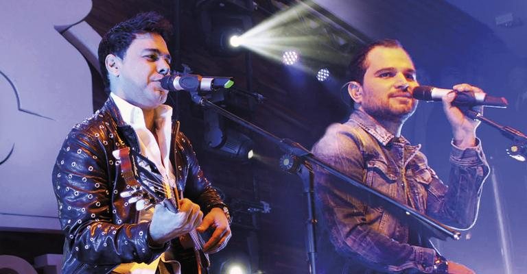 A dupla Zezé Di Camargo e Luciano faz apresentação em casa noturna, em São Paulo.