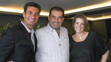 Jota Abussafi, ao centro, firma parceria com Fábio de Siqueira Rodarte e Mariana Penteado de Castro, ambos de instituição de cavaleiros, na capital paulista.
