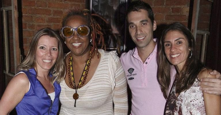 Milena Malzoni, a cantor Sandra de Sá e o casal Felipe Bellim e Luciana Vertullo festejam em bar cubano de SP o 7º aniversário de projeto.