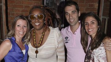 Milena Malzoni, a cantor Sandra de Sá e o casal Felipe Bellim e Luciana Vertullo festejam em bar cubano de SP o 7º aniversário de projeto.