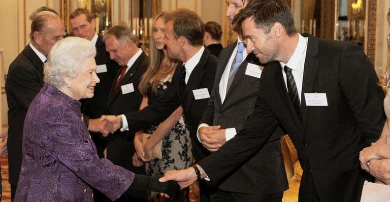 Rainha Elizabeth II e Hugh Jackman - Getty Images