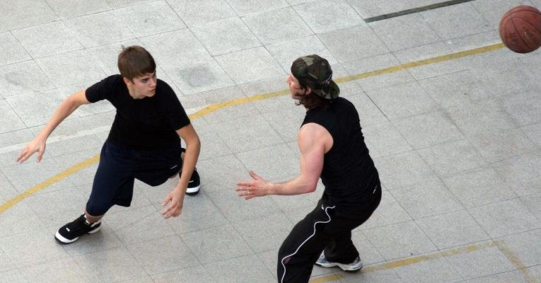 Justin Bieber joga basquete com amigo na Argentina - Splash News