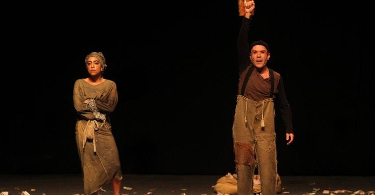Samantha Schmutz e Ricardo Blat no palco com a peça 'Pamonha e Panaca' - Thyago Andrede / Photo Rio News