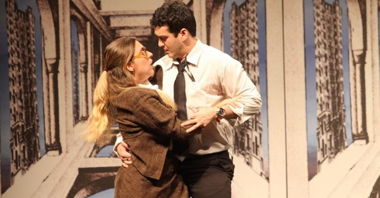 Julia Rabello e Marcos Veras em cena com a peça 'Não olhe para baixo, você vai querer pular' - Thyago Andrede / Photo Rio News