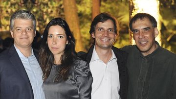 Eduardo Gutfreund, com sua Ana Carolina, e o primo Ricardo Gutfreund recebem Arnaldo Antunes em coquetel de lançamento de catálogo, SP.