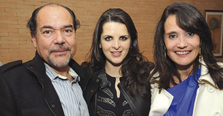 A cantora Paulah Gauss prestigia os aniversários de 51 e 49 anos, respectivamente, dos irmãos Paulo Marte Filho e Ana Paula Marte Chacra, SP.