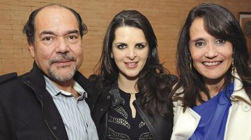 A cantora Paulah Gauss prestigia os aniversários de 51 e 49 anos, respectivamente, dos irmãos Paulo Marte Filho e Ana Paula Marte Chacra, SP.