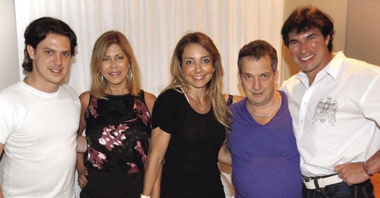 Rodrigo Fichman e Suzy Ayres em festa organizada por Dani Franco para celebrar os 39 anos do namorado Rogério Pereira, ao lado de Isaías Rodrigues, em São Paulo