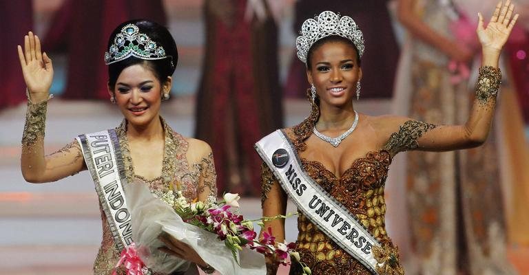 Em Jacarta, felicitações da angolana Leila Lopes, a Miss Universo 2011 - Reuters