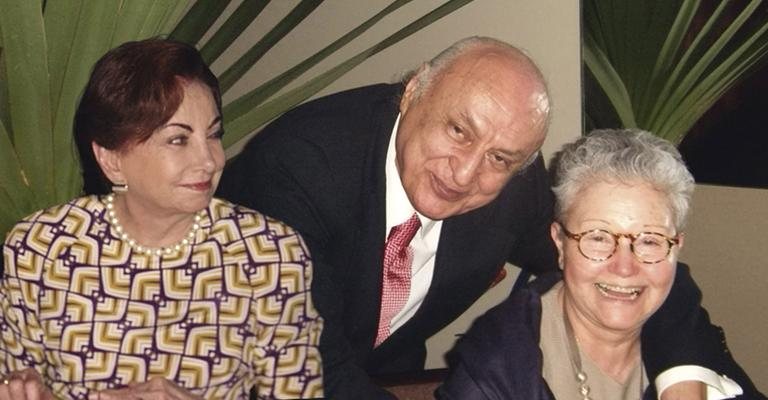 A autora Maria Adelaide Amaral e a atriz Beatriz Segall festejam o aniversário do ator Dorival Carper, em São Paulo.
