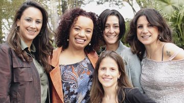 Em São Paulo, Rose Gois, Renata Mota, Erika Digon, Luli Solano e Camila Monteiro, agachada, de clube de relacionamento, realizam evento para associadas.