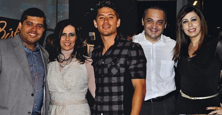 O coreógrafo Bryan Tanaka, ao centro, vai à festa de 39 anos de Selene Ferreira, também felicitada por seu Adriano Ferreira, Roberto de Lucena e Mara Bastos, em SP.
