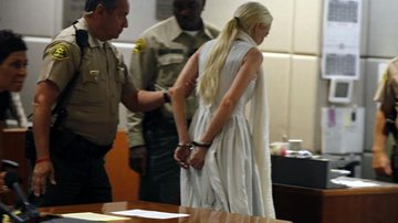 Lindsay Lohan sai algemada de tribunal - Getty Images