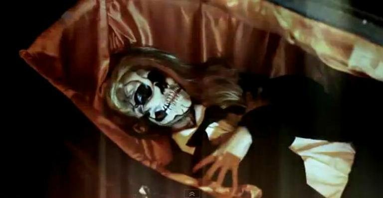 Lady Gaga dentro de um caixão, no clipe 'This is Gagaween' - Reprodução